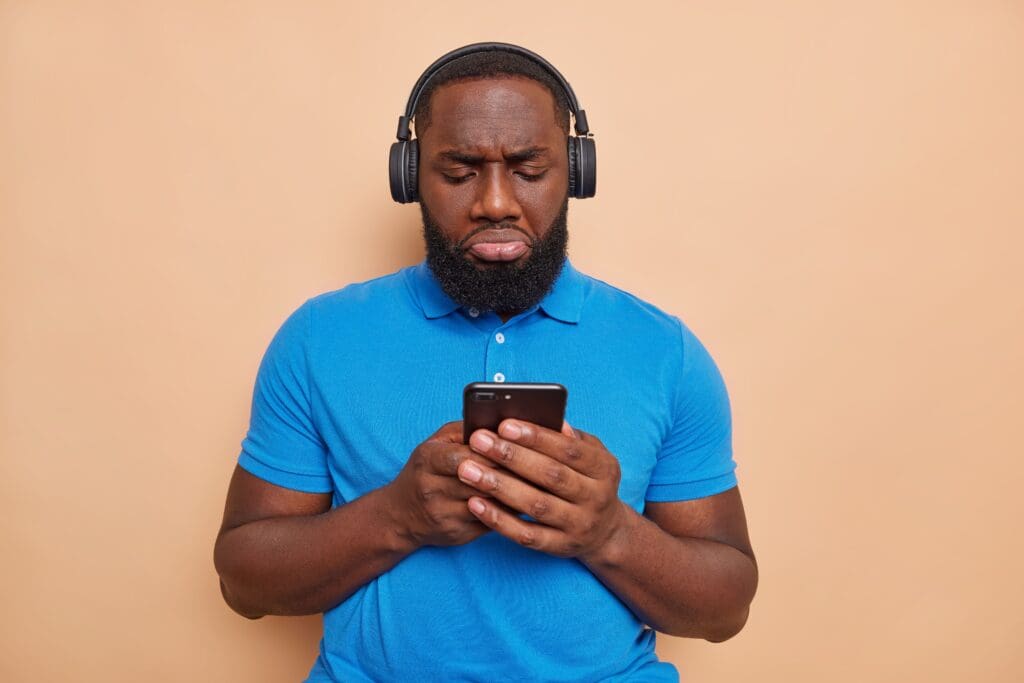 Jovem no celular