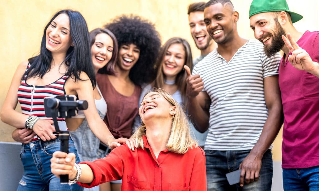 Jovens tirando selfie